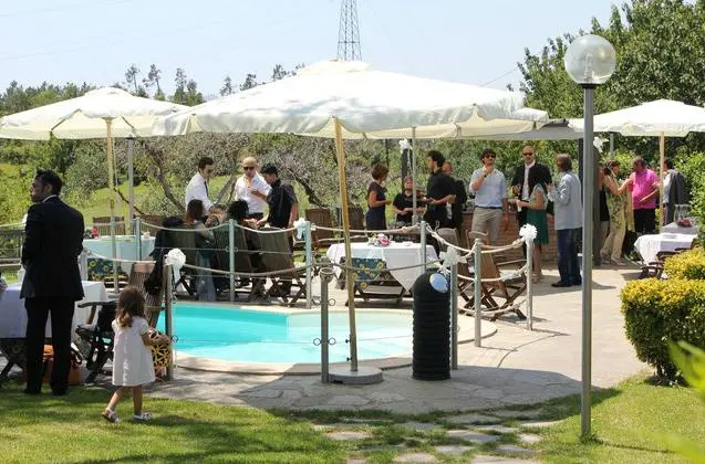 Bordo piscina della location immerso nel verde