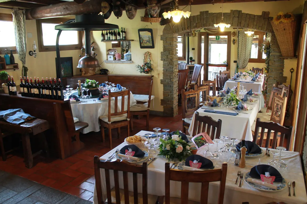 Dettaglio del ristorante con tavoli allestiti e luce naturale